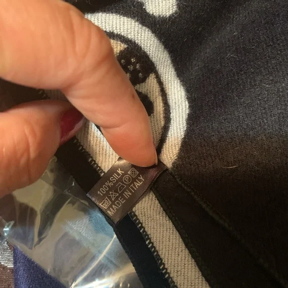 Vintage new “CHANEL”Monochrome Logo Scarf - Picture 7 of 7